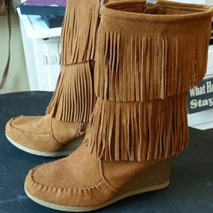 Minnetonka 2 layer fringe boots